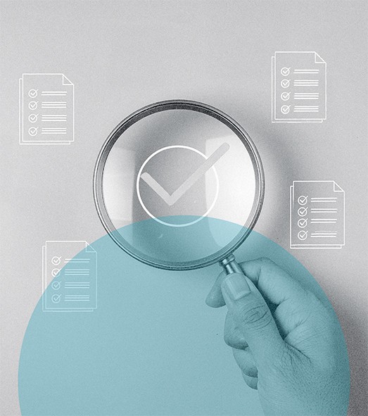 Symbolbild für Situational Judgement Test SJT - Lupe mit verschiedenen angedeuteten Aufgabenstellungen